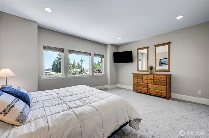 You will love waking up to the beautiful marine views, what a great way to start the day.