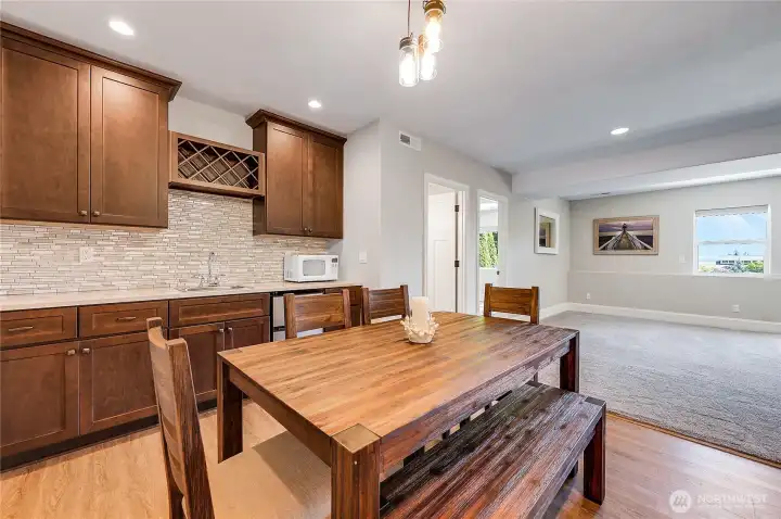 What a great feature for the family room, Imagin game day and all the snack space here.