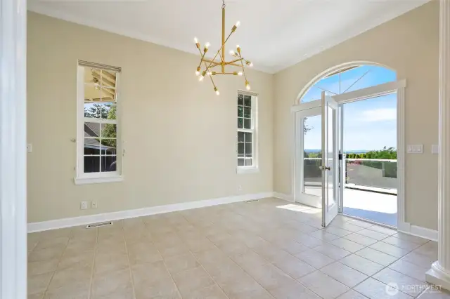 Large Dining Room with Views!