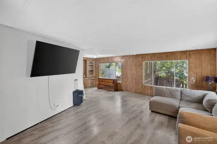 Roomy livingroom