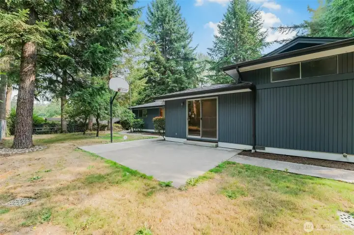 Big patio + private backyard = PERFECT!