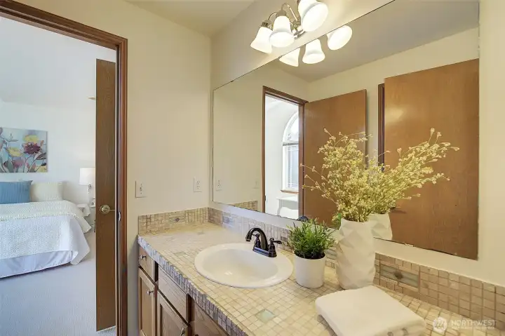 Jack & Jill full bathroom