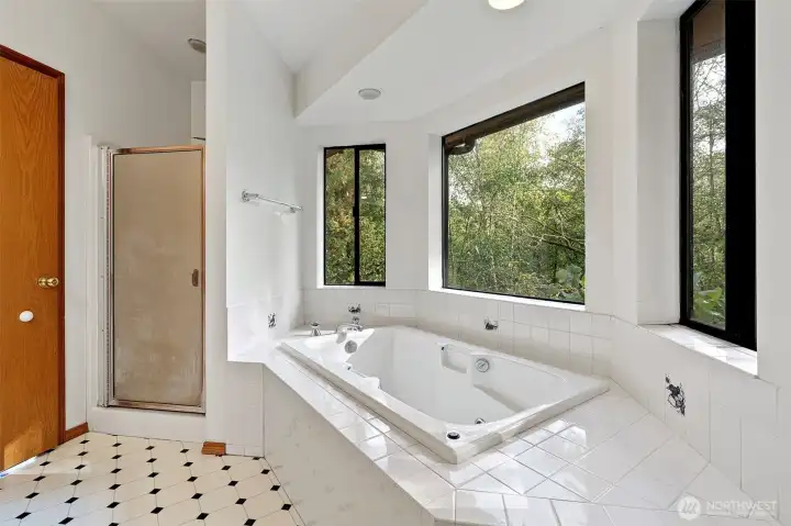 Private Primary en Suite has both a shower and bathtub.