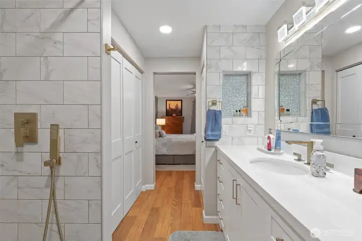 Primary bath with accents