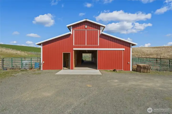 Barn 2,592' with Nobel stalls, tack rm, hay storage
