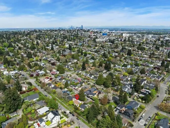 Convenient neighborhood to Alaska Junction, shops, dining and downtown Seattle