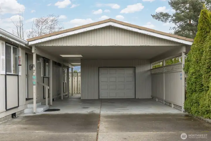 Caarport and garage space