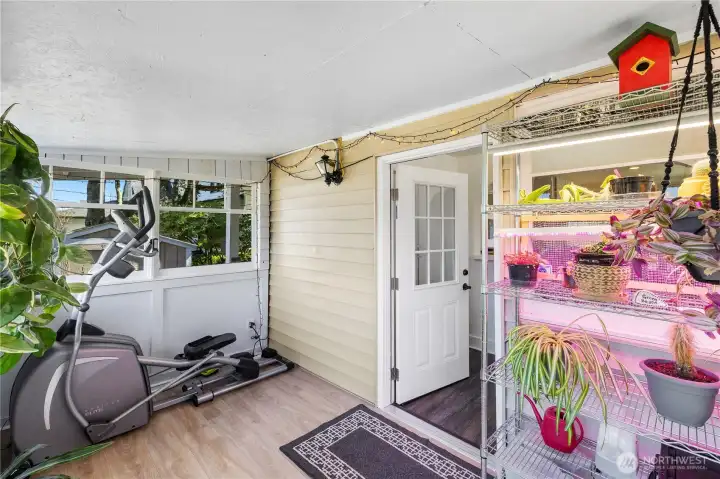 Enclosed porch / solarium!