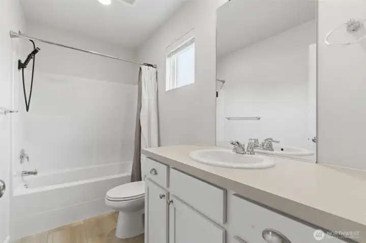 Upstairs full guest bathroom