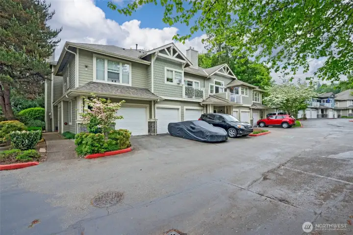 Well kept complex with wonderful neighbors.