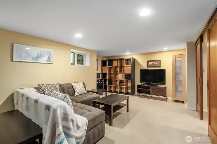Sliding doors on the right lead to the 4th bedroom.