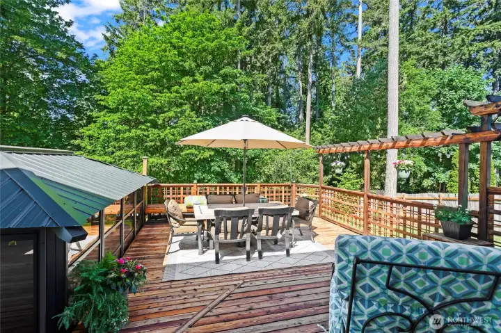 AMAZING BACK DECK.Very private with Green Belt behind you.
