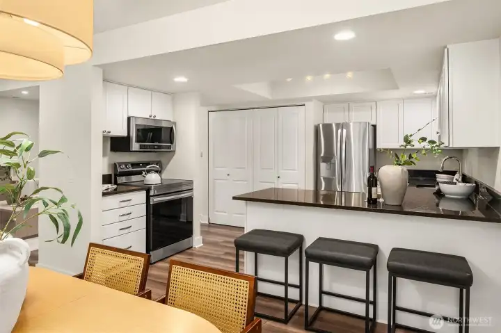 Spacious layout w/ counter seating
