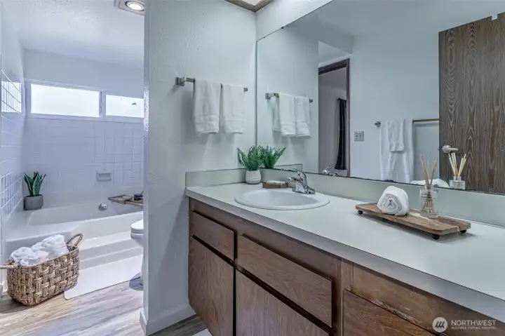 Upstairs Full Bathroom