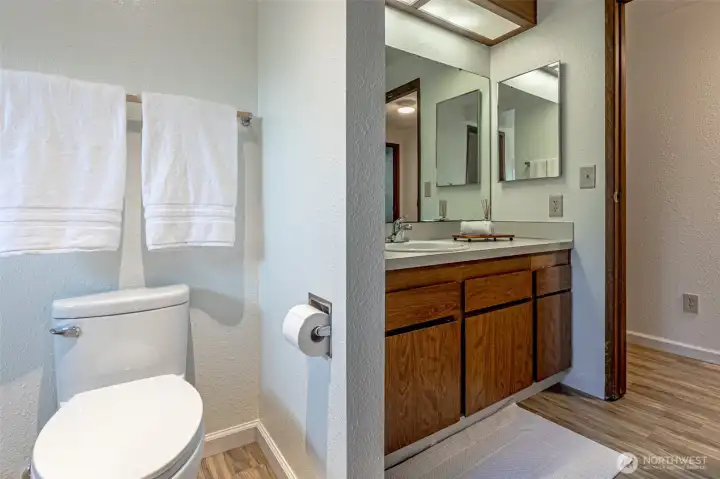Upstairs Full Bathroom