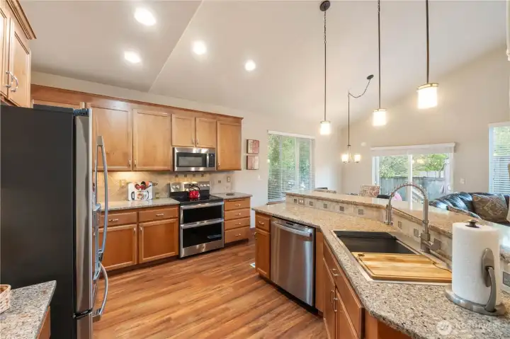 All the GE Elite stainless steel appliances were updated in 2022 and the double oven is perfect for the home chef. The lower oven is also an air fryer