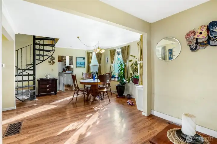 Double pane windows retain heat and allow streams of sunlight to permeate the dining room.