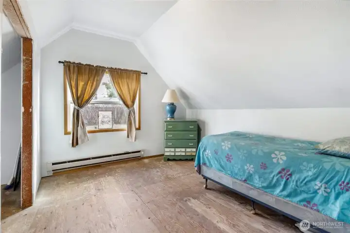 Good size upstairs bedroom.