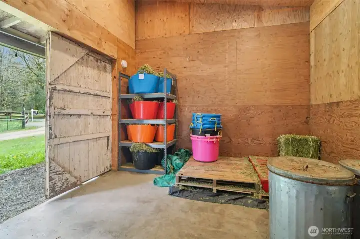 Functional stall and feed area designed for efficient daily care