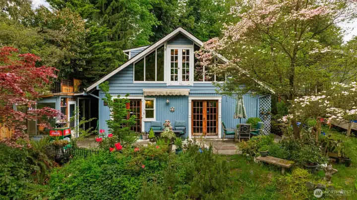 Beautiful & Rare Cottage on the Pilchuck River in town Snohomish!Beautiful Lg windows & French Doors facing the River! Beautiful & Rare Cottage on the Pilchuck River in town Snohomish!Beautiful Lg windows & French Doors facing the River!