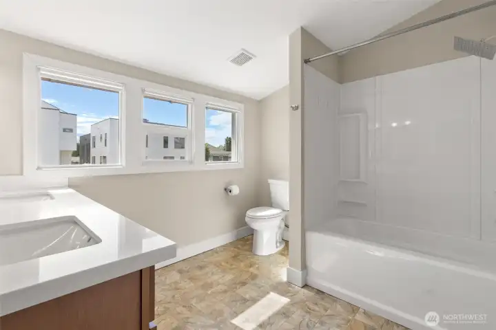 natural lighting 2nd level Full-bath