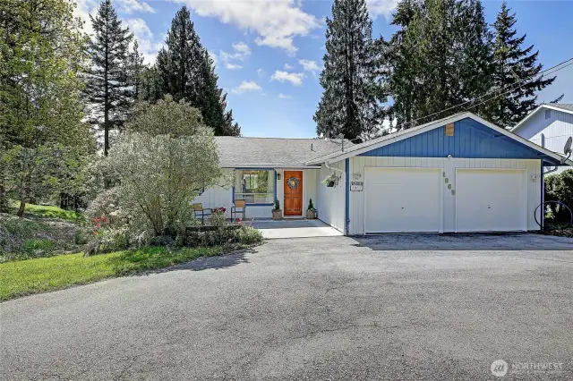 Cute no bank Lake House!