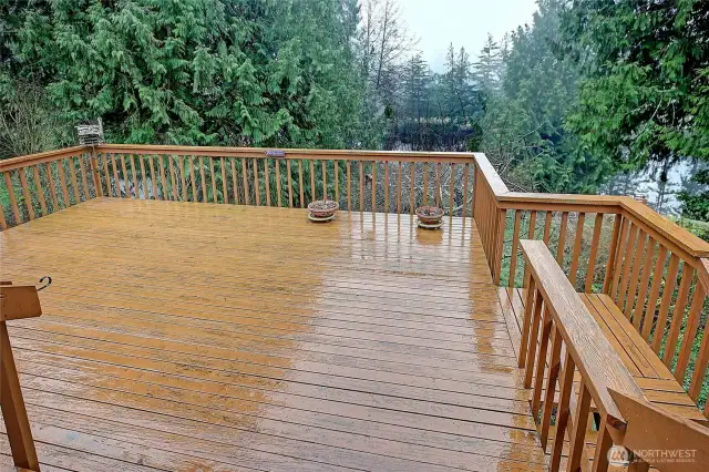 Extra large entertaining deck!