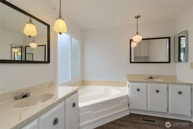 Primary bathroom with 2 sinks & Tub