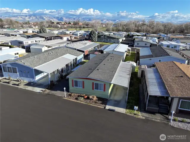 Walking distance to bus & Close to Mall