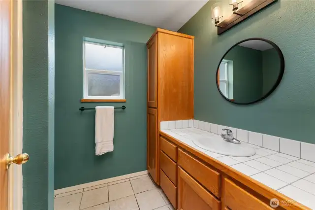 Main floor 3/4 bathroom