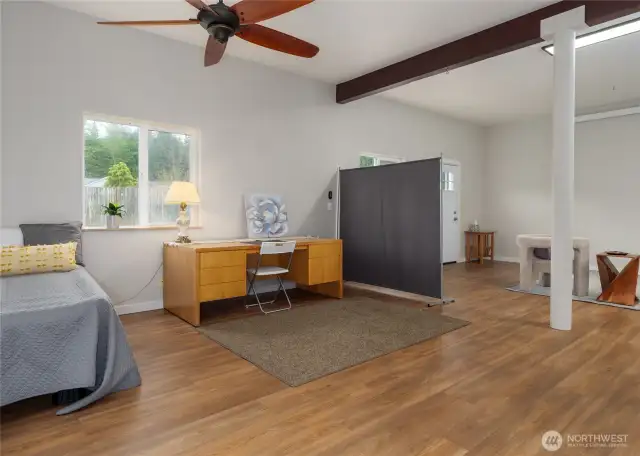 High ceilings ; lots of light