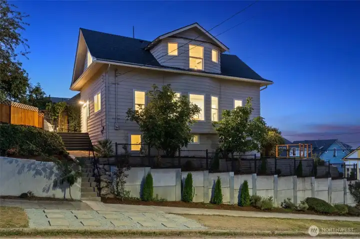 4BR, 2.5BA, 2644sf.  Amazing Views of Lake Washington, Cascade Mountains, and DT Bellevue skyline.