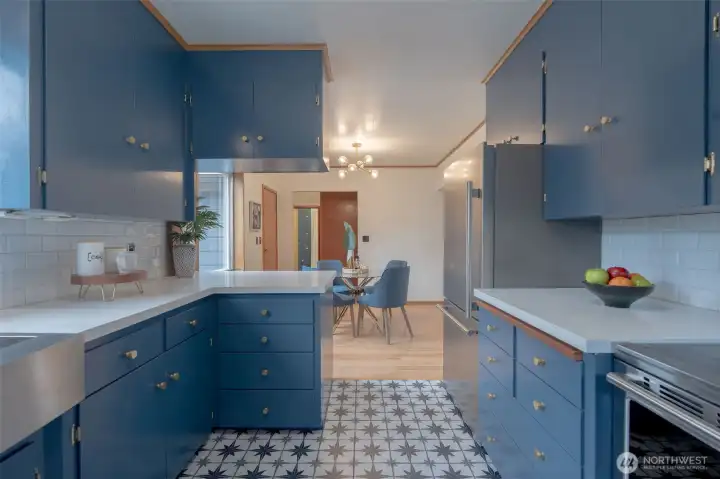 Nice flow from kitchen to dining, perfect for entertaining!