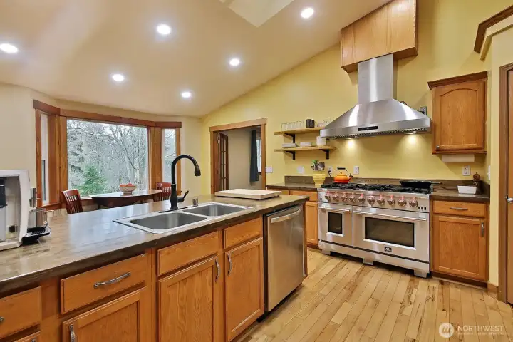 Eight burner range with double oven for the chef!