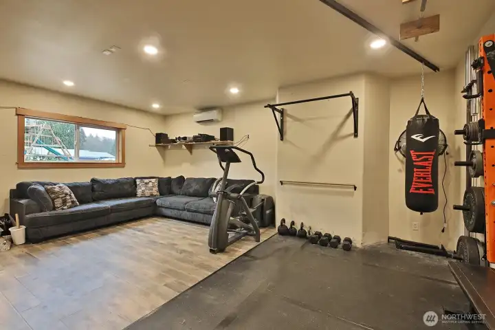 This is a large room that could suit so many needs!