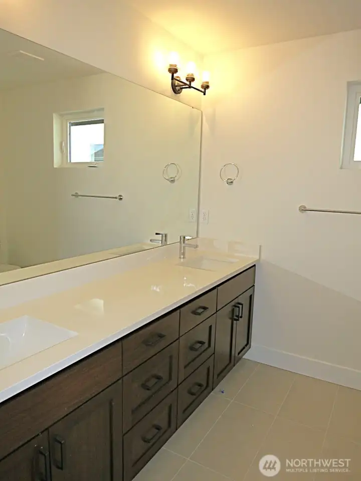 Upstairs full bathroom.