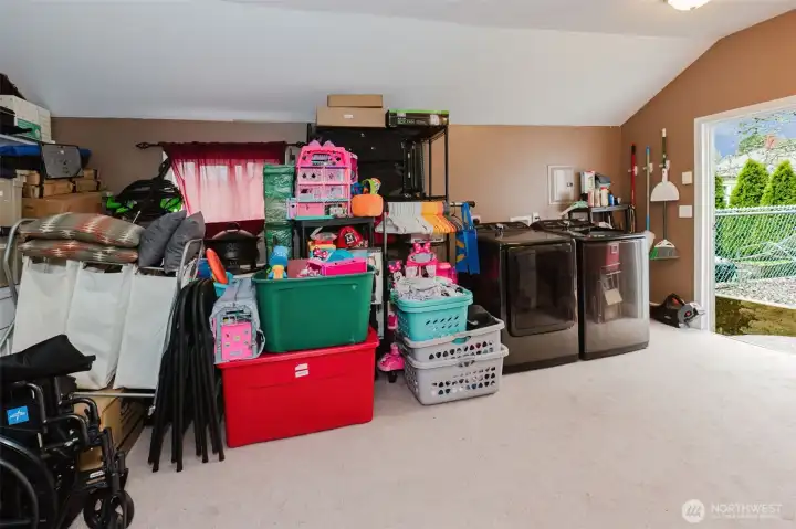 Another nice picture of the detached utility room, could also be a nice media, craft or rec-room.