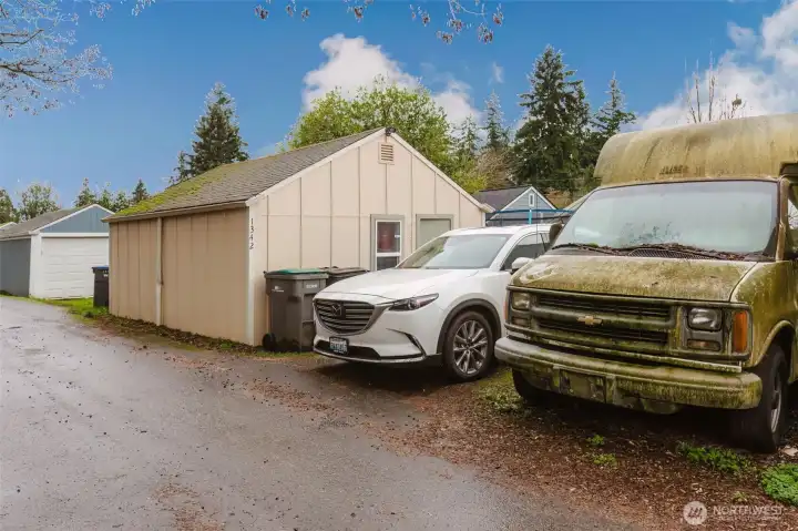 The detached utility / bonus room.