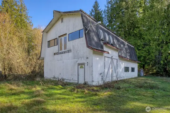 Barn has approved plans to be converted to a 5 bedroom home. Conventional Rehab options may be available. Construction loans to build separate of the barn also a possibility.