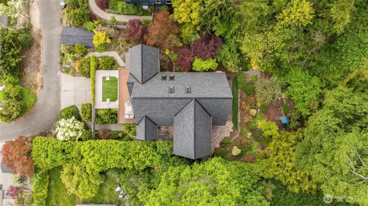 Private lot with well-established landscaping