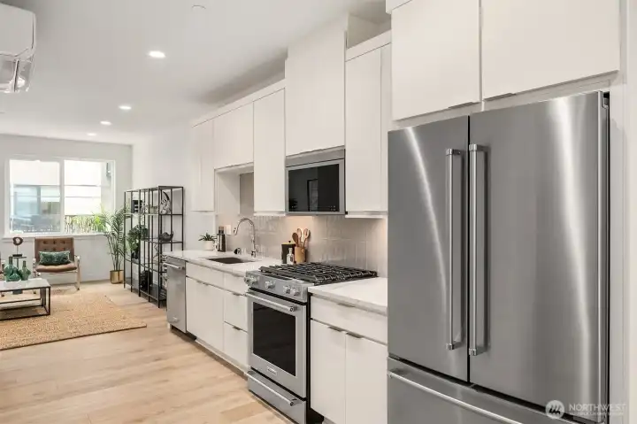 Flat-panel white kitchen cabinetry with modern backsplash Flat-panel white kitchen cabinetry with modern backsplash