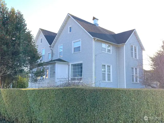 This enormous duplex with tons of basement and closet storafe sits majestically on a quarter acre city lot very near downtown Hoquiam