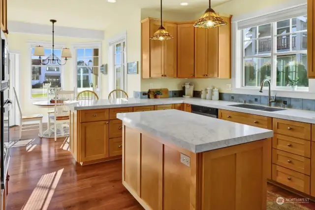 What a cheerful kitchen to cook your food in!