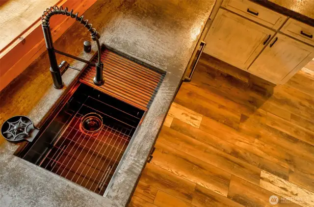 deep sinks with glass rinser