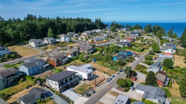 Just a 25 minute drive to Bellingham Airport and the Canadian boarder for easy travel and vacationing