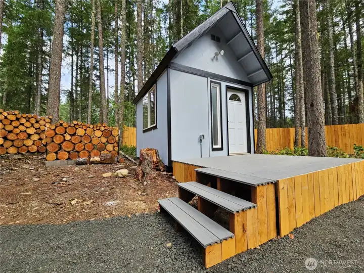 Outbuilding w/composite deck