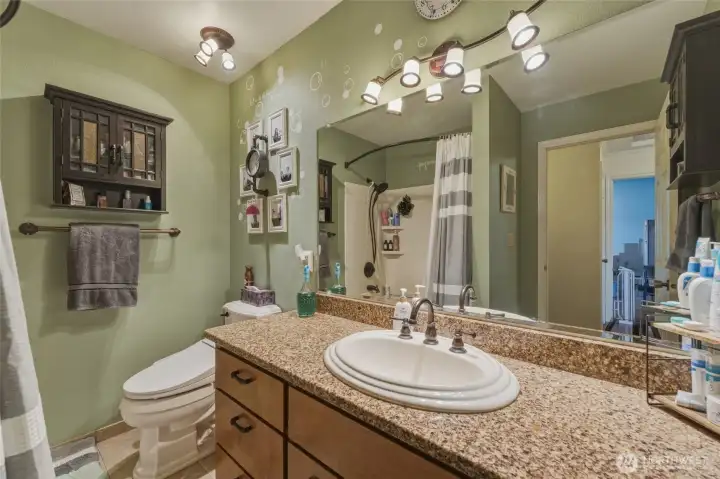 Full bathroom - main floor