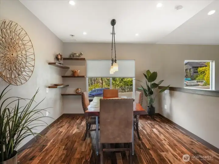The spacious dining area comfortably accommodates formal seating for 8–10 guests, making it ideal for hosting gatherings and special occasions.