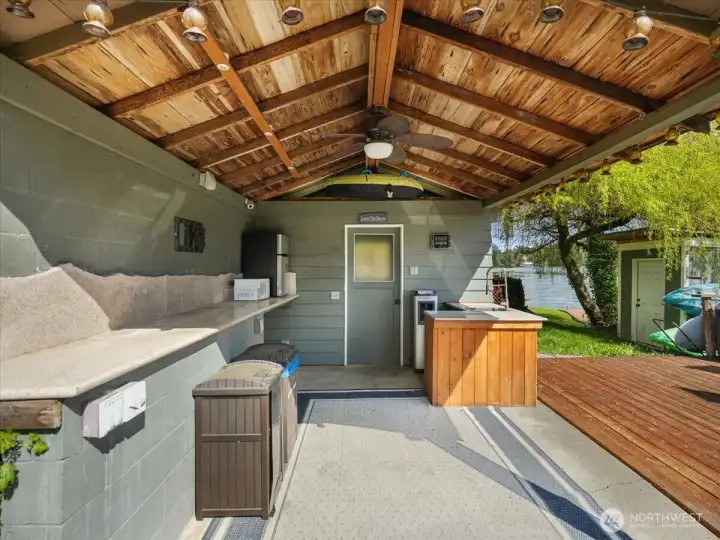 The lakeside cabana is perfectly equipped with water and electricity, creating an ideal space for entertaining by the shore. Whether hosting gatherings or enjoying quiet moments, it enhances the ultimate waterfront lifestyle.