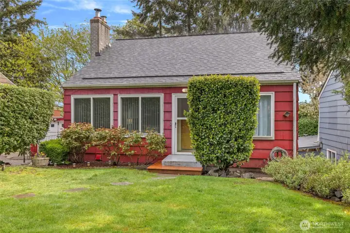 Great home in a fantastic location for an easy commute North or South!